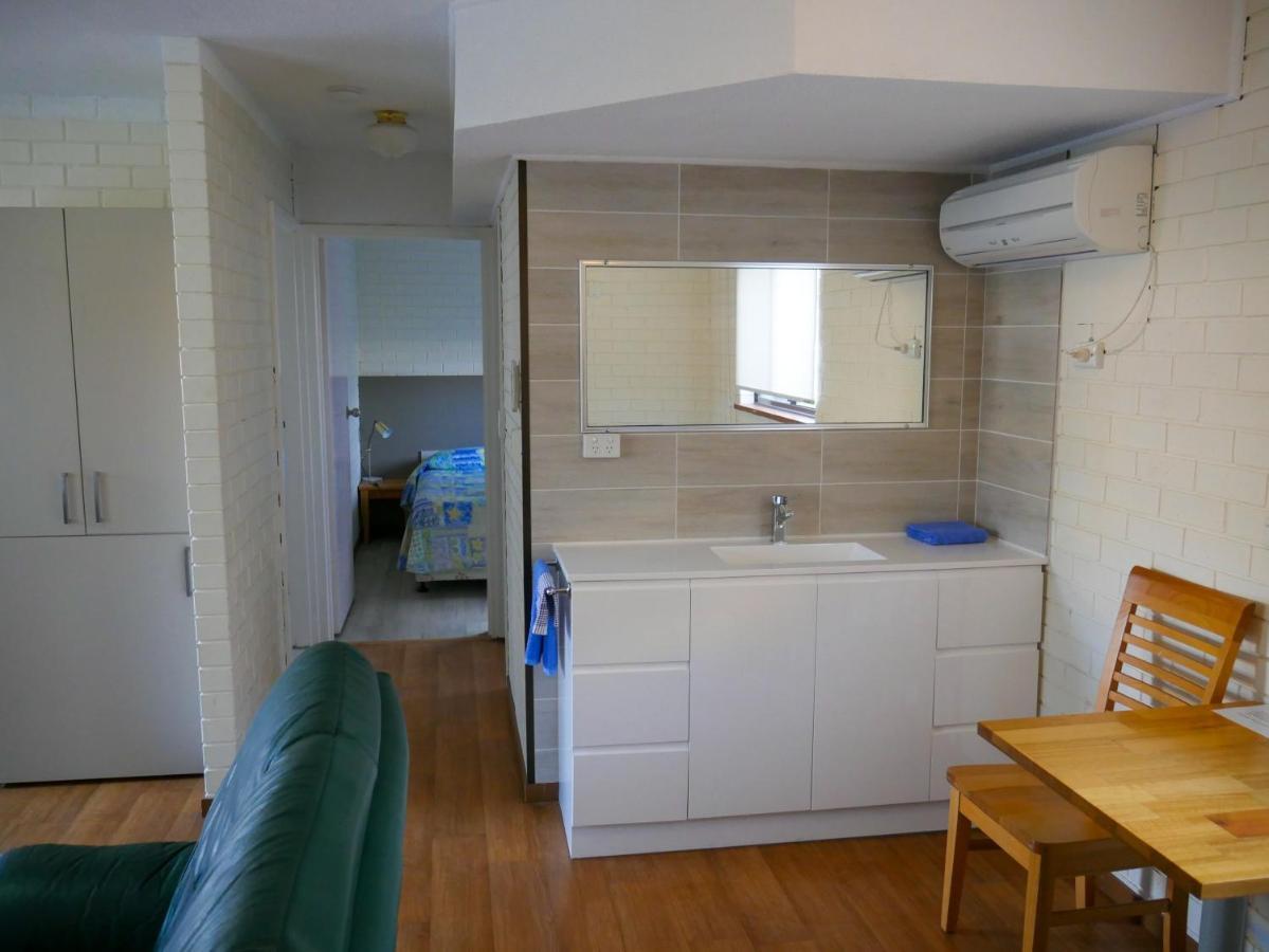 Bay Executive Motel เบทแมนส์เบย์ ภายนอก รูปภาพ